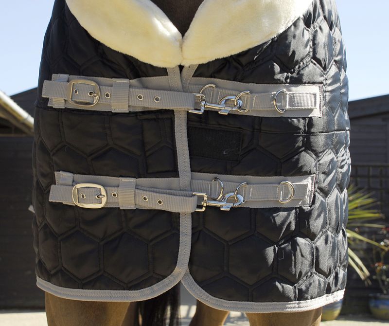 Rhinegold Detroit Hexagon Stable Quilted Rug